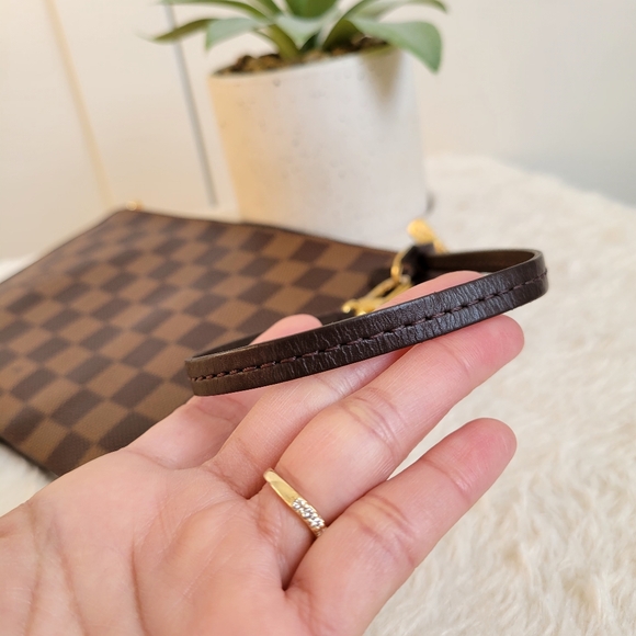 💕LOUIS VUITTON Neverfull Damier Ebene "CERISE" Mm/Gm Clutch Wristlet Crossbody - Picture 7 of 16